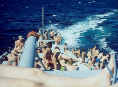 Soldck1och2Kanon Model98. Fria vakten. Vrnpliktiga fick sola sig p halvdck, FU & Plutoff trngdes p ovansidan av 1 & 2:a kanons pansar. Kompoff var tilldelad Signaldck eller trdcket? Regoff var p livbtsdck. SB och BB babetter var till fr styrketrning utom vi var p en lngre tripp d var dom till fr upbevarning av vra sopor. En hrlig lukt steg up frn denna del av fartyget.